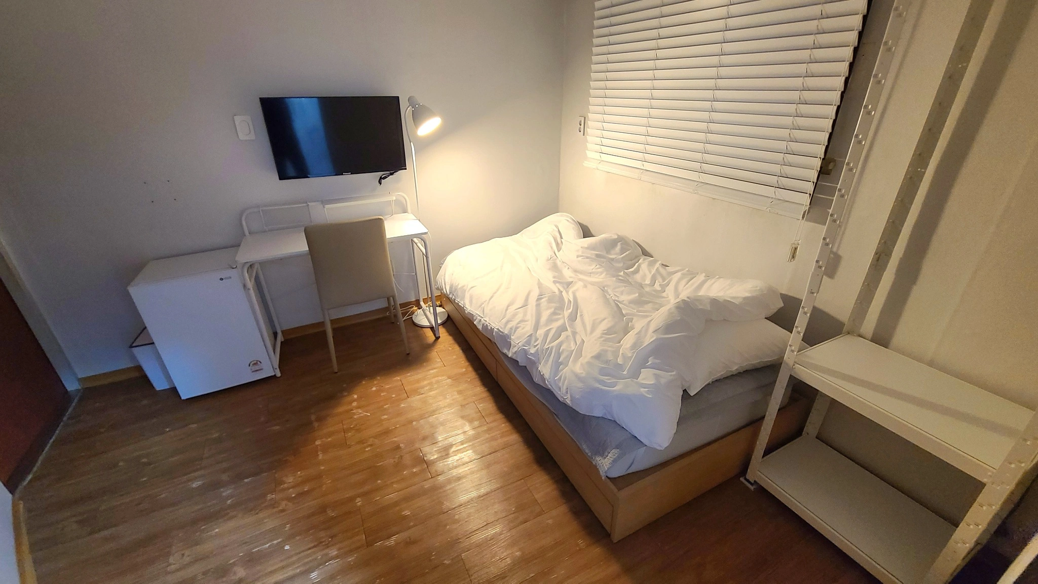 연자리스테이 객실 침대와 TV